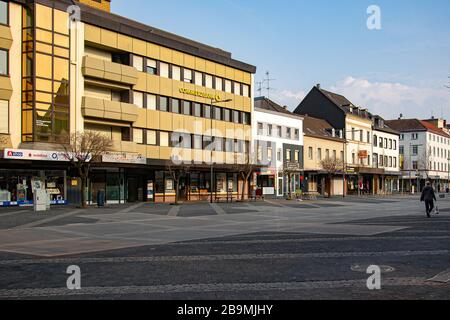 Neuwied, Allemagne - 20 mars 2020: Lieu vide et commerces fermés dans le centre ville de Neuwied basé sur la pandémie de Corona Banque D'Images