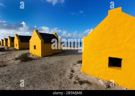 Huttes historiques d'esclaves orange sur la côte de Bonaire, des îles ABC Antilles hollandais, mer de Carbbean Banque D'Images