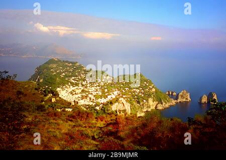 Vue de Monte Solaro, vers les Faraglioni. Capri, Italie. La mer et le ciel se mélangent en brume. - l'art numérique de la photo. Banque D'Images