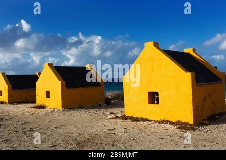 Huttes historiques d'esclaves orange sur la côte de Bonaire, des îles ABC Antilles hollandais, mer de Carbbean Banque D'Images