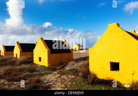 Huttes historiques d'esclaves orange sur la côte de Bonaire, des îles ABC Antilles hollandais, mer de Carbbean Banque D'Images