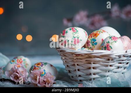 Decoupage décoré d'œufs de Pâques avec des fleurs de cerisier Banque D'Images