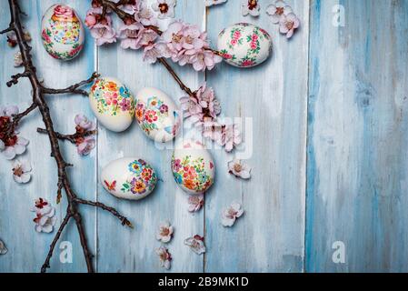 Decoupage décoré d'œufs de Pâques avec des fleurs de cerisier Banque D'Images