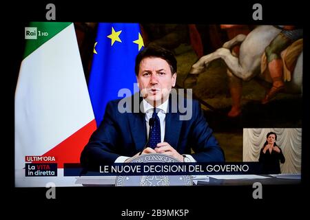 Turin, Italie. 24 mars 2020. TURIN, ITALIE - 24 mars 2020: La chaîne de télévision Rai 1 diffuse la conférence de presse vidéo du premier ministre italien Giuseppe Conte tout en annonçant de nouvelles mesures pour l'urgence coronavirsu. Le gouvernement italien a imposé des restrictions sans précédent pour mettre fin à la propagation de l'épidémie de coronavirus COVID-19, entre autres mesures, les mouvements de personnes ne sont autorisés que pour le travail, l'achat de biens essentiels et pour des raisons de santé. (Photo de Nicolò Campo/Sipa USA) crédit: SIPA USA/Alay Live News Banque D'Images