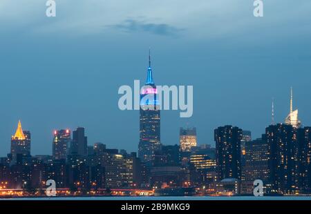 New York City, États-Unis - 10 mai 2013: Horizon de la ville de New York au crépuscule, ciel nuageux Banque D'Images