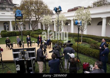 Washington, États-Unis. 24 mars 2020. Le président Donald Trump participe à une mairie virtuelle de Fox News sur le Coronavirus, dans le jardin des roses de la Maison Blanche. Plusieurs Anchors de Fox News ont tenu une discussion avec le président Trump et les membres de son groupe de travail sur le virus et le plan de relance économique en cours de débat sur Capitol Hill. Trump a déclaré qu'il voulait que le « pays ouvert » à Pâques malgré les avertissements des responsables de la santé publique concernant un retour rapide à la normale. Photo de Doug Mills/UPI crédit: UPI/Alay Live News Banque D'Images