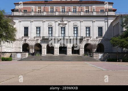 Ausitn, Texas, États-Unis. 24 mars 2020. La région entourant le bâtiment principal de l'Université du Texas était vide mardi matin. La semaine dernière, les étudiants en vacances de printemps n'ont pas pu retourner en classe, car l'Université a demandé aux étudiants de se déplacer des salles de résidences. Les classes de semestres de printemps seront en ligne. Crédit Jordan Sigler/Alay Live News Banque D'Images