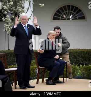 Washington, États-Unis. 24 mars 2020. Le président Donald Trump et le vice-président Mike Pence participent à l'hôtel de ville virtuel de Fox News sur le Coronavirus avec l'ancre Bill Hemmer, dans le jardin des roses de la Maison Blanche le mardi 24 mars 2020. Plusieurs ancres de Fox News ont tenu une discussion avec le président Trump et les membres de son groupe de travail sur le virus et le plan de relance économique en cours de débat sur Capitol Hill. Trump a déclaré qu'il voulait que le « pays ouvert » à Pâques malgré les avertissements des responsables de la santé publique. Photo de Doug Mills/UPI crédit: UPI/Alay Live News Banque D'Images