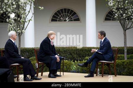 Washington, États-Unis. 24 mars 2020. Le président Donald Trump et le vice-président Mike Pence participent à l'hôtel de ville virtuel de Fox News sur le Coronavirus avec l'ancre Bill Hemmer, dans le jardin des roses de la Maison Blanche le mardi 24 mars 2020. Plusieurs ancres de Fox News ont tenu une discussion avec le président Trump et les membres de son groupe de travail sur le virus et le plan de relance économique en cours de débat sur Capitol Hill. Trump a déclaré qu'il voulait que le « pays ouvert » à Pâques malgré les avertissements des responsables de la santé publique. Photo de Doug Mills/UPI crédit: UPI/Alay Live News Banque D'Images