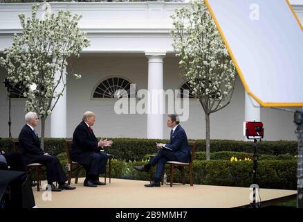 Washington, États-Unis. 24 mars 2020. Le président Donald Trump et le vice-président Mike Pence participent à l'hôtel de ville virtuel de Fox News sur le Coronavirus avec l'ancre Bill Hemmer, dans le jardin des roses de la Maison Blanche le mardi 24 mars 2020. Plusieurs ancres de Fox News ont tenu une discussion avec le président Trump et les membres de son groupe de travail sur le virus et le plan de relance économique en cours de débat sur Capitol Hill. Trump a déclaré qu'il voulait que le « pays ouvert » à Pâques malgré les avertissements des responsables de la santé publique. Photo de Doug Mills/UPI crédit: UPI/Alay Live News Banque D'Images