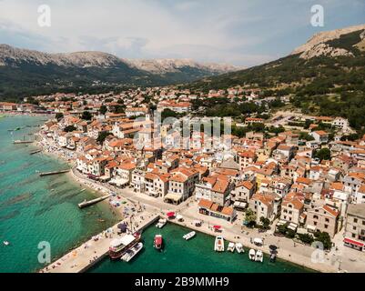 Vue Aérienne Vue panoramique de la ville de Baska, destination touristique populaire sur l'île de Krk, Croatie, Europe Banque D'Images