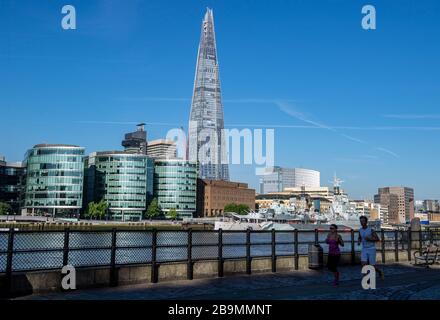 Le Shard et les gratte-ciel de Londres, qui sont situés de l'autre côté de la Tamise, Londres, Angleterre, Royaume-Uni Banque D'Images