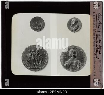 Médailles. Leone Leoni, Andrea Doria, Isabella du Portugal Médailles. 'Leone, Léonie, André Déoria, Isabelle de Portugal'. Plaque de projection noir et blanc. 1900-1930. Photographie de Jacques-Ernest Bulloz (1858-1942). Musée des Beaux-Arts de la Ville de Paris, petit Palais. Banque D'Images