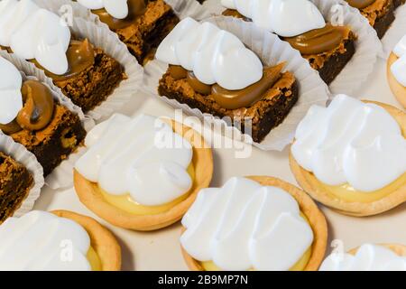 Gros plan sur de délicieux mini-gâteaux au chocolat et au citron. Banque D'Images