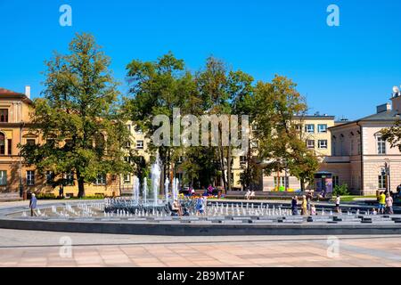 Lublin, Lubelskie / Pologne - 2019/08/18: Vue panoramique sur la place Plac Litewski avec fontaine multimédia dans le quartier historique de la vieille ville Banque D'Images