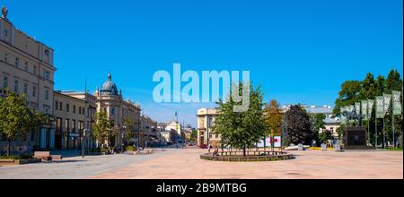 Lublin, Lubelskie / Pologne - 2019/08/18: Vue panoramique sur la place Plac Litewski avec fontaine multimédia dans le quartier historique de la vieille ville Banque D'Images