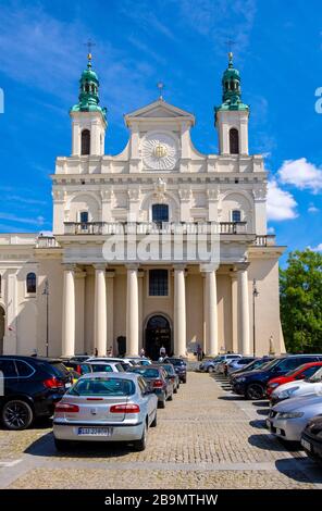 Lublin, Lubelskie / Pologne - 2019/08/18: Façade de la cathédrale Saint-Jean-Baptiste - archikatara SW. Jana Chryzciela - dans le quartier historique de la vieille ville Banque D'Images