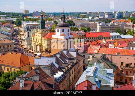 Lublin, Lubelskie / Pologne - 2019/08/18: Vue panoramique sur le quartier historique de la vieille ville avec la tour de la porte de Cracovie - Brama Krakowska - et le bâtiment de l'hôtel de ville Banque D'Images