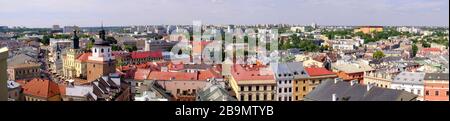 Lublin, Lubelskie / Pologne - 2019/08/18: Vue panoramique sur le quartier historique de la vieille ville avec la tour de la porte de Cracovie - Brama Krakowska - et le bâtiment de l'hôtel de ville Banque D'Images