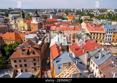 Lublin, Lubelskie / Pologne - 2019/08/18: Vue panoramique sur le quartier historique de la vieille ville avec la tour de la porte de Cracovie - Brama Krakowska - et le bâtiment de l'hôtel de ville Banque D'Images