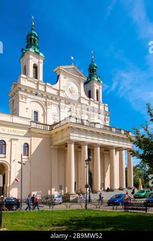 Lublin, Lubelskie / Pologne - 2019/08/18: Façade de la cathédrale Saint-Jean-Baptiste - archikatara SW. Jana Chryzciela - dans le quartier historique de la vieille ville Banque D'Images