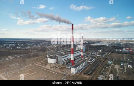 Centrale électrique sur le champ au-dessus de la vue supérieure de la drone Banque D'Images