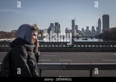 Londres, Royaume-Uni. 24 mars 2020. Les gens marchent sur le pont de Westminster le premier jour d'un verrouillage national. Crédit: Oliver Weiken/dpa/Alay Live News Banque D'Images