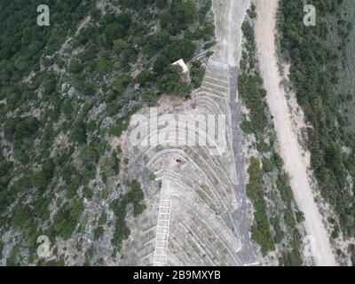 vue aérienne ancien amphithéâtre entre l'église saint donatus et le célèbre kugi dans le village historique grec souli dans le paramythia grèce épire Banque D'Images