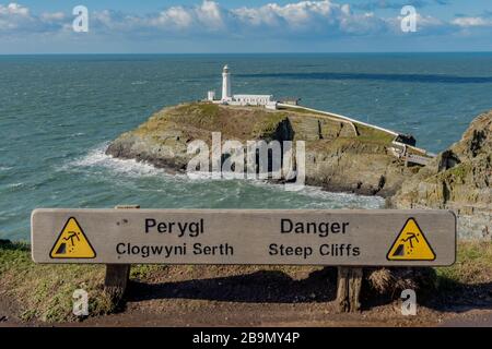 Danger signe d'avertissement de Steep Cliff en anglais et gallois au phare de South Stack près de Holyhead, Anglesey North Wales. Banque D'Images
