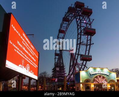 Wien, Vienne: Mur vidéo d'information avec des informations que Volkswater (Prater) est fermé (en allemand), Ferris Wheel à Prater fermé en raison de corona vir Banque D'Images
