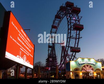 Wien, Vienne: Mur d'information vidéo avec le texte que Prater est fermé (en anglais), Ferris Wheel à Prater fermé en raison du virus corona (COVID-19), en 02 Banque D'Images