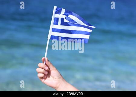 Drapeau grec sur la plage Banque D'Images