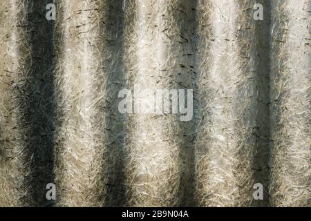 gros plan sur un mur en plastique rayé avec beaucoup de contraste, un éclairage naturel et des couleurs réalistes précises Banque D'Images