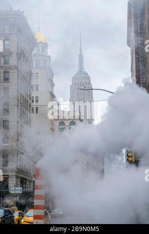 La vapeur monte et dévie dans les bâtiments Midtown Manhattan à New York City NY USA le 24 décembre 2018. Banque D'Images