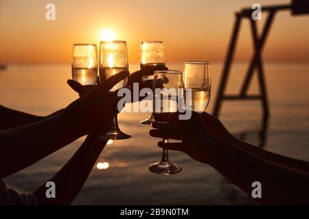 Les jeunes femmes heureuses qui boivent du champagne à la fête de Bachelorette sur la plage. Mariée et femme de chambre à vin s'amuser à la fête de la poule Banque D'Images