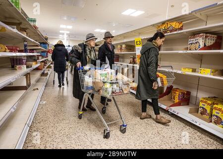 Tout d'abord faire des achats de panique ce matin dans un supermagasin Tesco dans le sud de Londres, au Royaume-Uni . Les gens se préparent alors que Londres fait face à un verrouillage de Covid-19 Banque D'Images