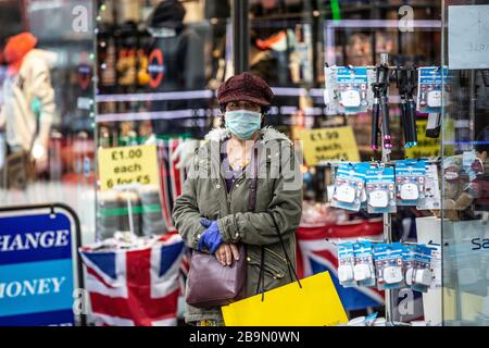 Les voyageurs prennent des précautions en portant un masque facial sur Oxford Street dans le West End de Londres contre l'infection de la pandémie de Covid19 de Coronavirus, Angleterre Banque D'Images