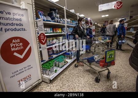 Faire des achats de panique le matin dans un supermagasin Tesco dans le sud de Londres, au Royaume-Uni . Les gens se préparent alors que Londres fait face à un verrouillage de Covid-19 Banque D'Images