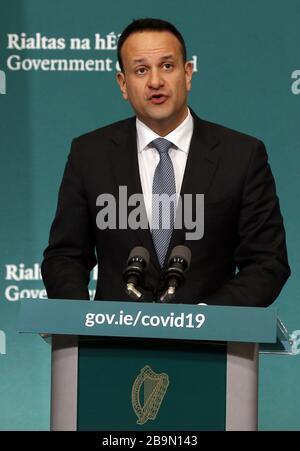 Dublin, Irlande. 24 mars 2020. Le dirigeant de Taoiseach et de Fine Gael, Leo Varadkar, s'exprimant auprès des médias des bâtiments du gouvernement alors qu'il a été joint par des collègues du gouvernement pour informer les médias sur les dernières mesures prises par le gouvernement en réponse à Covid-19. Ils conseillent aux gens de ne pas quitter leur maison, sauf pour des raisons de travail, de nourriture ou de santé. Ils interdisent également plus de quatre personnes. Tous les événements sportifs intérieurs seront interdits, sans aucune activité sportive dans le pays. Photo: SAM Boal/RollingNews.ie crédit: RollingNews.ie/Alay Live News Banque D'Images