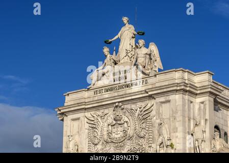 Haut de la Rua Augusta Arch à Lisbonne baigné dans la belle lumière tôt le matin Banque D'Images