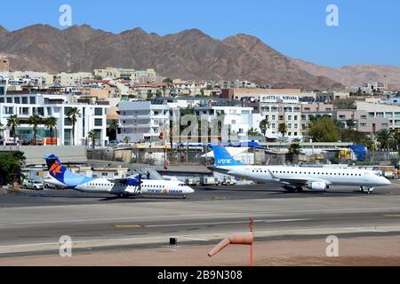 Vieux aéroport d'Eilat (aujourd'hui fermé) avec les montagnes derrière. Israël ATR 72 et Arkia Israel Airlines Embraer 195 stationnés devant le terminal Banque D'Images