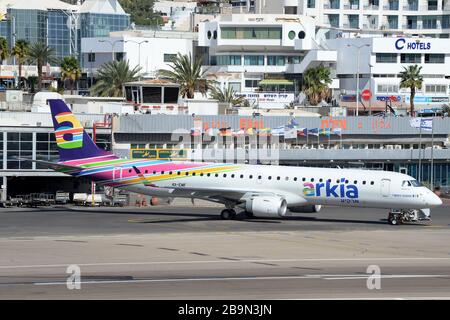 Arkia Israel Airlines Embraer 195 à l'ancien aéroport d'Eilat, maintenant fermé. Jet régional ERJ-195 enregistré comme 4 X-EMF. Aéroport central d'Israël. Banque D'Images