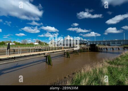 Sutton Bridge, Lincolnshire, Royaume-Uni, avril 2014, Sutton Bridge Historic Crosskeys Swing Bridge au-dessus de la rivière Nene Banque D'Images