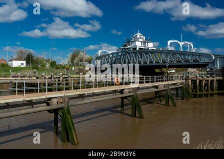 Sutton Bridge, Lincolnshire, Royaume-Uni, avril 2014, Sutton Bridge Historic Crosskeys Swing Bridge au-dessus de la rivière Nene Banque D'Images