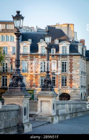 Baigné de soleil tôt le matin sur les bâtiments de l'Ile-de-la-Cité, Paris, France Banque D'Images