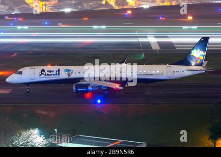 Azul Brazilian Airlines Embraer ERJ-195 enregistré comme PR-AXK avant le départ de nuit à l'aéroport de Congonhas (CGH/SBSP) à Sao Paulo, Brésil. Banque D'Images