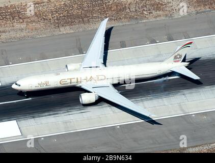 Vue aérienne d'Etihad Airways A 6-ETM Boeing 777 portant un vieux atterrissage en lévery à l'aéroport international de Los Angeles. 777-300 aéronefs immatriculés comme A6-ETM Banque D'Images