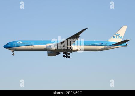 KLM Royal Dutch Airlines Boeing 777 sur l'approche finale de l'aéroport de Sao Paulo à Guarulhos, Brésil entrant d'Amsterdam. Aéronef enregistré sous le nom de pH-BVN. Banque D'Images