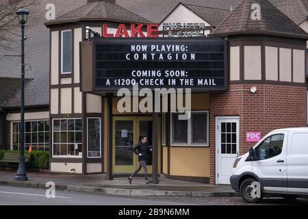 Lac Oswego, États-Unis. 24 mars 2020. Un panneau sur le Lake Theatre and Cafe du lac Oswego, Oregon, le 24 mars 2020. Hier, le gouverneur Kate Brown a publié un ordre exécutif à l'échelle de l'État pour rester à la maison, sauf pour les besoins essentiels, car des mesures de distanciation sociale plus extrêmes visent à ralentir la propagation du nouveau coronavirus (COVID-19) et à aplatir la courbe. (Photo d'Alex Milan Tracy/Sipa USA) crédit: SIPA USA/Alay Live News Banque D'Images