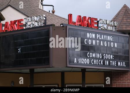 Lac Oswego, États-Unis. 24 mars 2020. Un panneau sur le Lake Theatre and Cafe du lac Oswego, Oregon, le 24 mars 2020. Hier, le gouverneur Kate Brown a publié un ordre exécutif à l'échelle de l'État pour rester à la maison, sauf pour les besoins essentiels, car des mesures de distanciation sociale plus extrêmes visent à ralentir la propagation du nouveau coronavirus (COVID-19) et à aplatir la courbe. (Photo d'Alex Milan Tracy/Sipa USA) crédit: SIPA USA/Alay Live News Banque D'Images